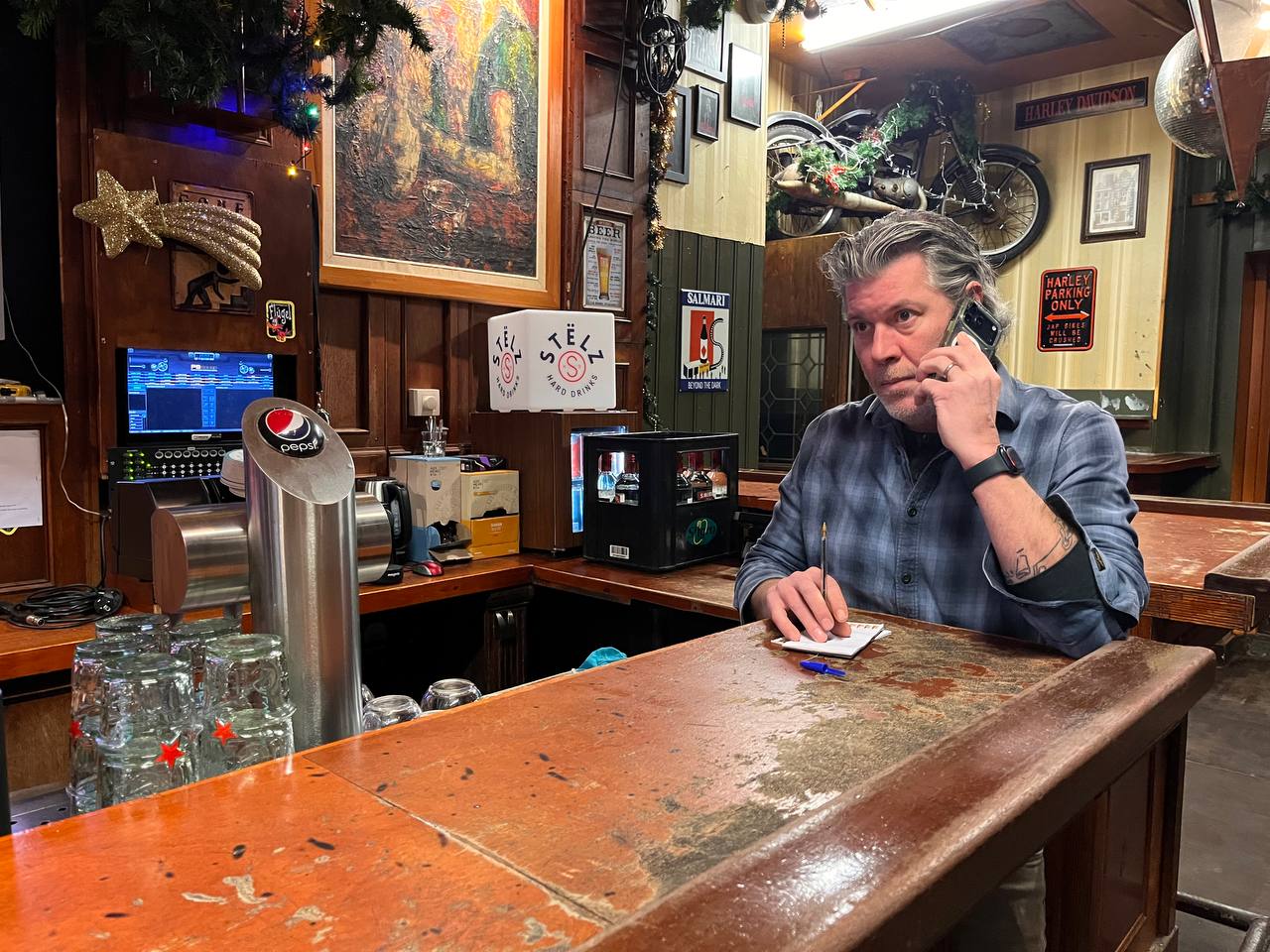 Zorgen bij Middelburgse kroegbazen over verdwijnen horecatelefoon: 'Moet ik straks voor iets kleins 112 bellen?'