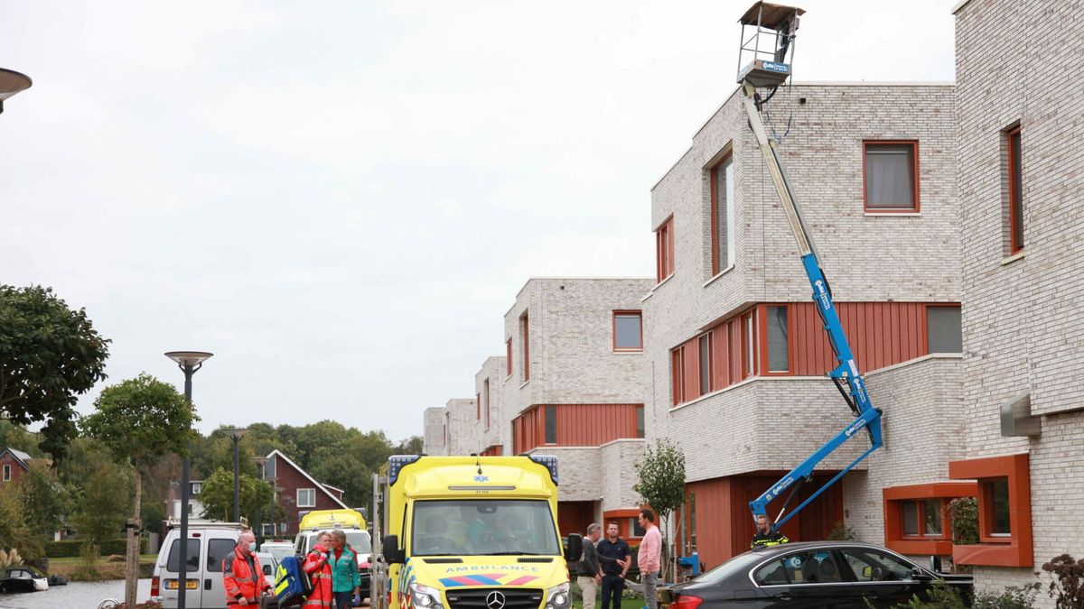 Man raakt zwaargewond na val uit hoogwerker in Eelderwolde