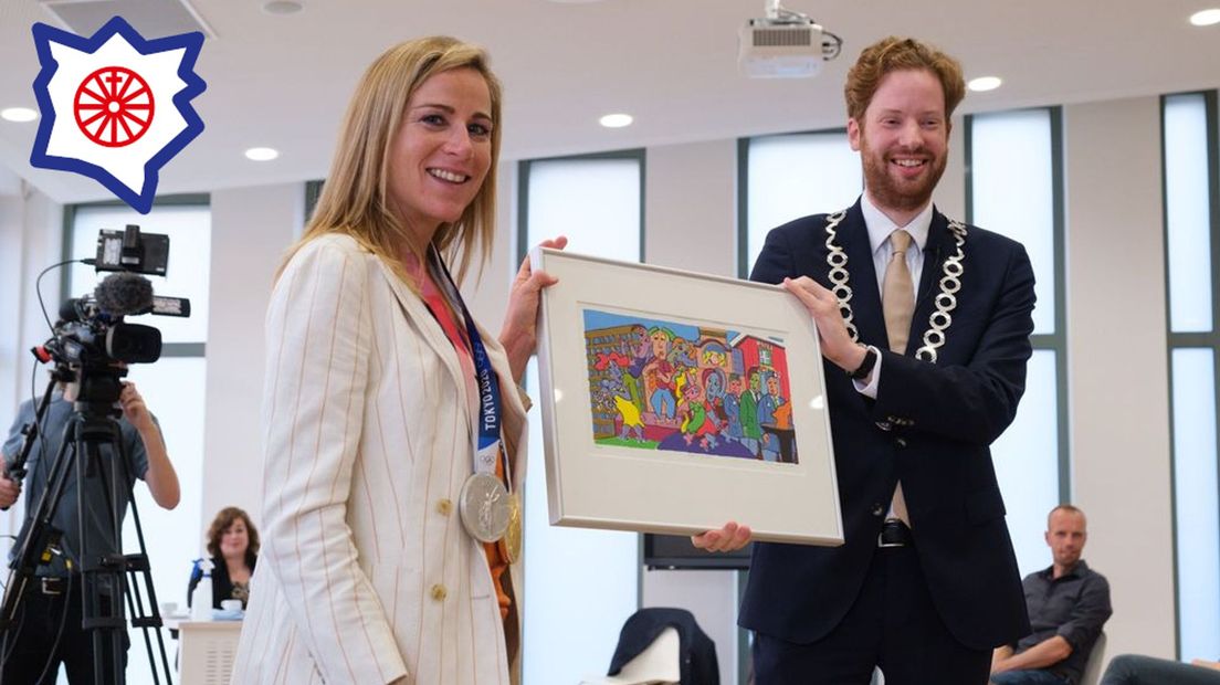Burgemeester overhandigt Annemiek een Wagenings schilderij.