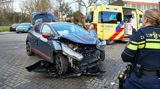 Veel schade na botsing tussen twee autos. Veel schade na botsing tussen twee autos.