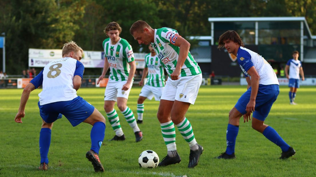 Kloetinge (groen-witte shirts) speelt in de tweede ronde tegen Halsteren