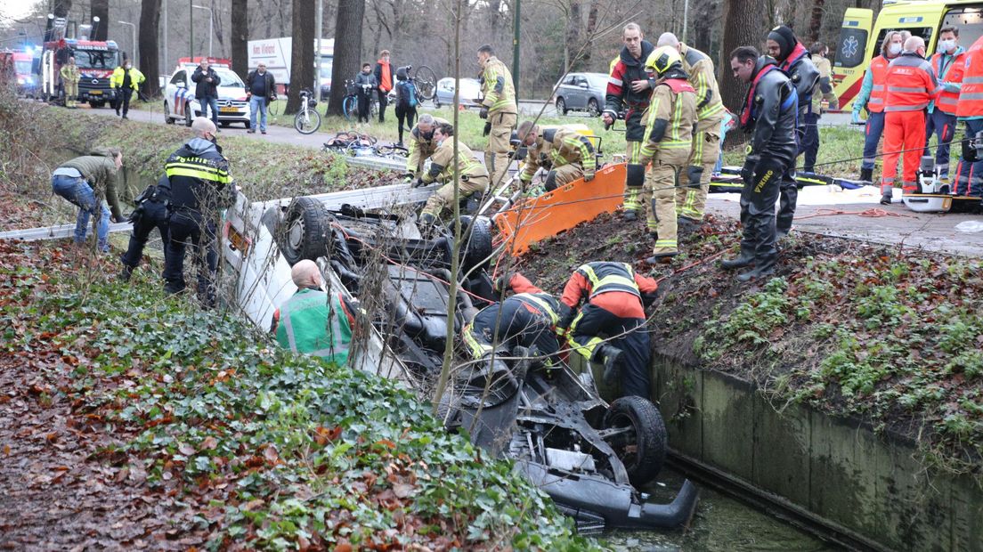 Het busje belandde op de N44 in de sloot.