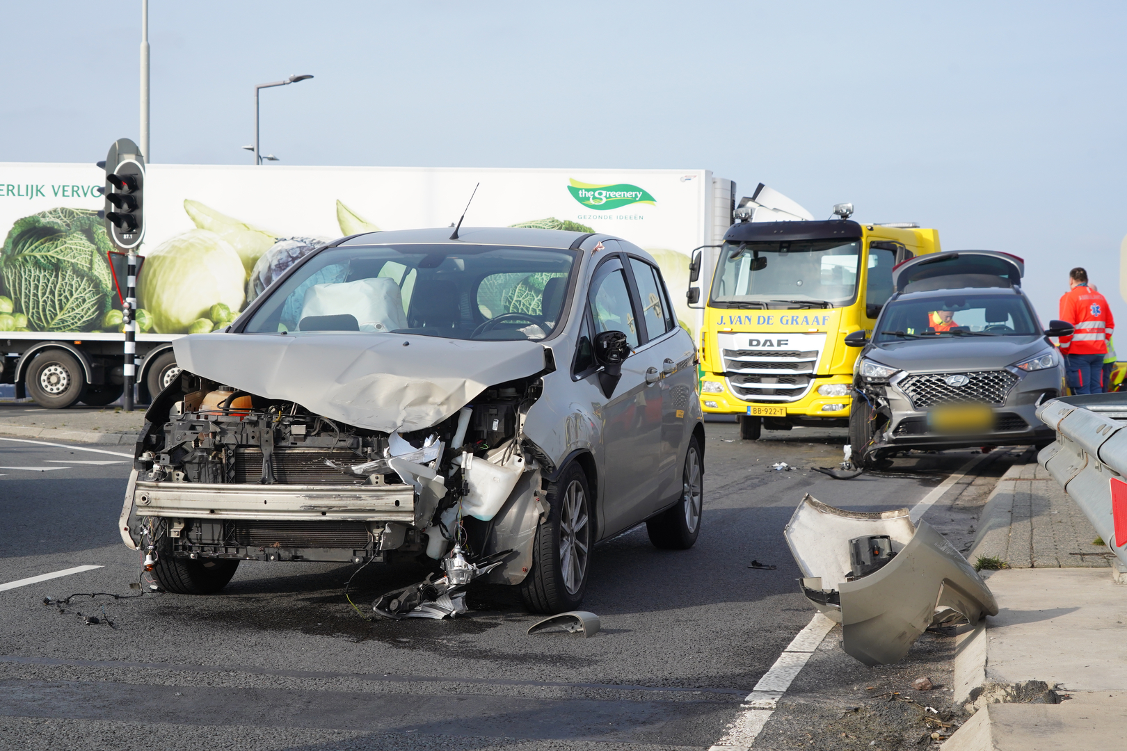 Een van de betrokken auto's raakte de volledige voorbumper kwijt.