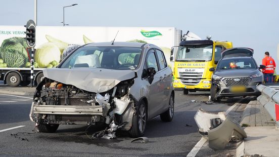 Auto verliest voorbumper na botsing op afrit | Twee jongens melden zichzelf bij politie na overval op snackbar. Auto verliest voorbumper na botsing op afrit | Twee jongens melden zichzelf bij politie na overval op snackbar.