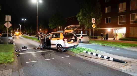 Achtervolging Marechaussee eindigt met forse crash, bijrijder ontkomt