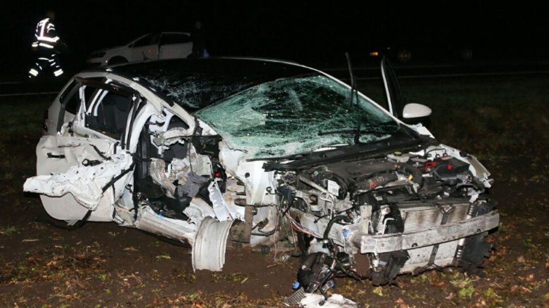 De personenauto is zwaar beschadigd (Rechten: Van Oost Media)