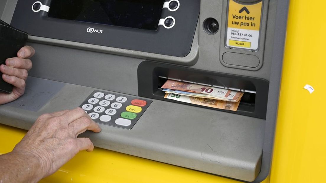 Met de gestolen bankpassen nam de nepbezorger geld op van de rekening van de slachtoffers.