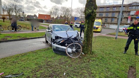 Automobilist rijdt fietser aan, beiden raken gewond