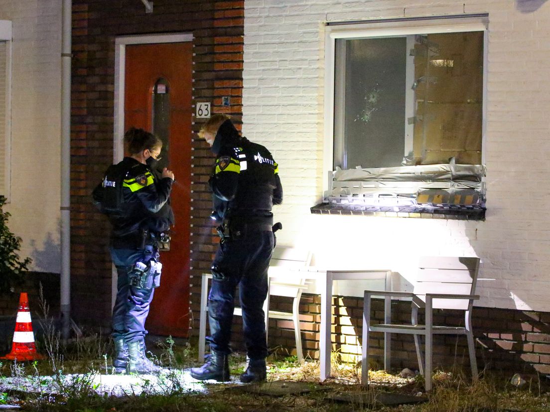 Politie doet onderzoek bij de woning aan de Charactostraat in Capelle aan den IJssel.