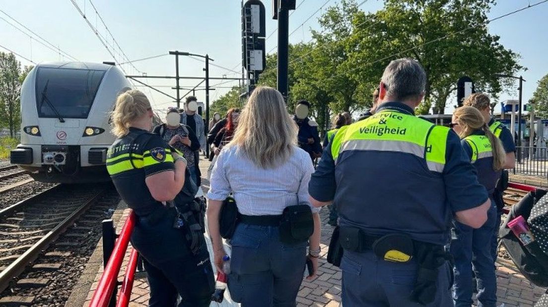 Politie en boa's tijdens de controle.