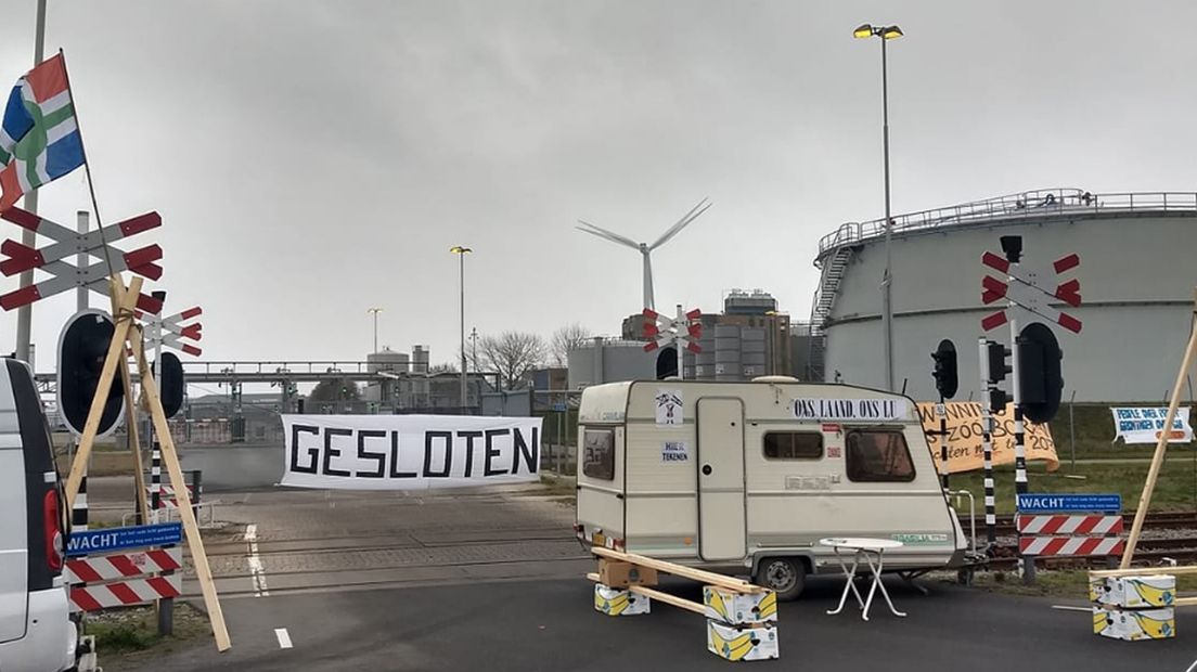 De caravans staan inmiddels weer op hun oude plek op het NAM-tankenpark.