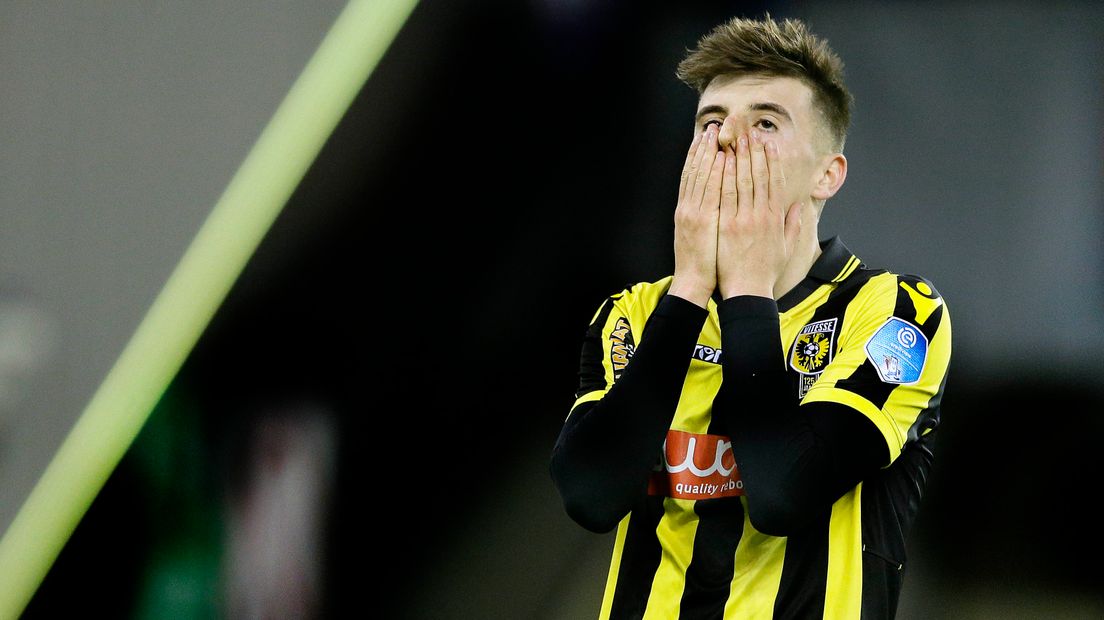 Vitesse heeft zichzelf zaterdagavond geen goede dienst bewezen in GelreDome. De Arnhemmers speelden met 1-1 gelijk tegen Heerenveen, een resultaat waar Vitesse niks aan heeft. Daarnaast gaat de ploeg waarschijnlijk ook Matavz nog meerdere wedstrijden kwijtraken, want hij gaf een elleboogstoot. Zo wordt het een vervelende avond voor Vitesse.