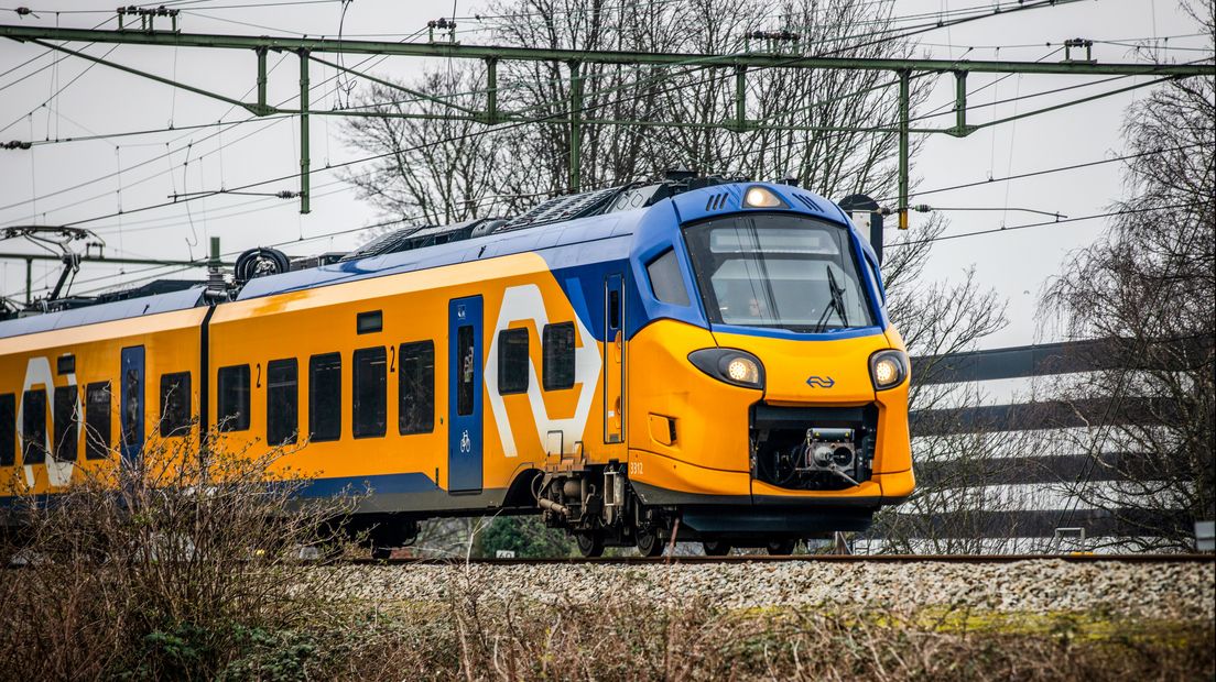 Een trein op weg naar station Den Haag Laan van NOI
