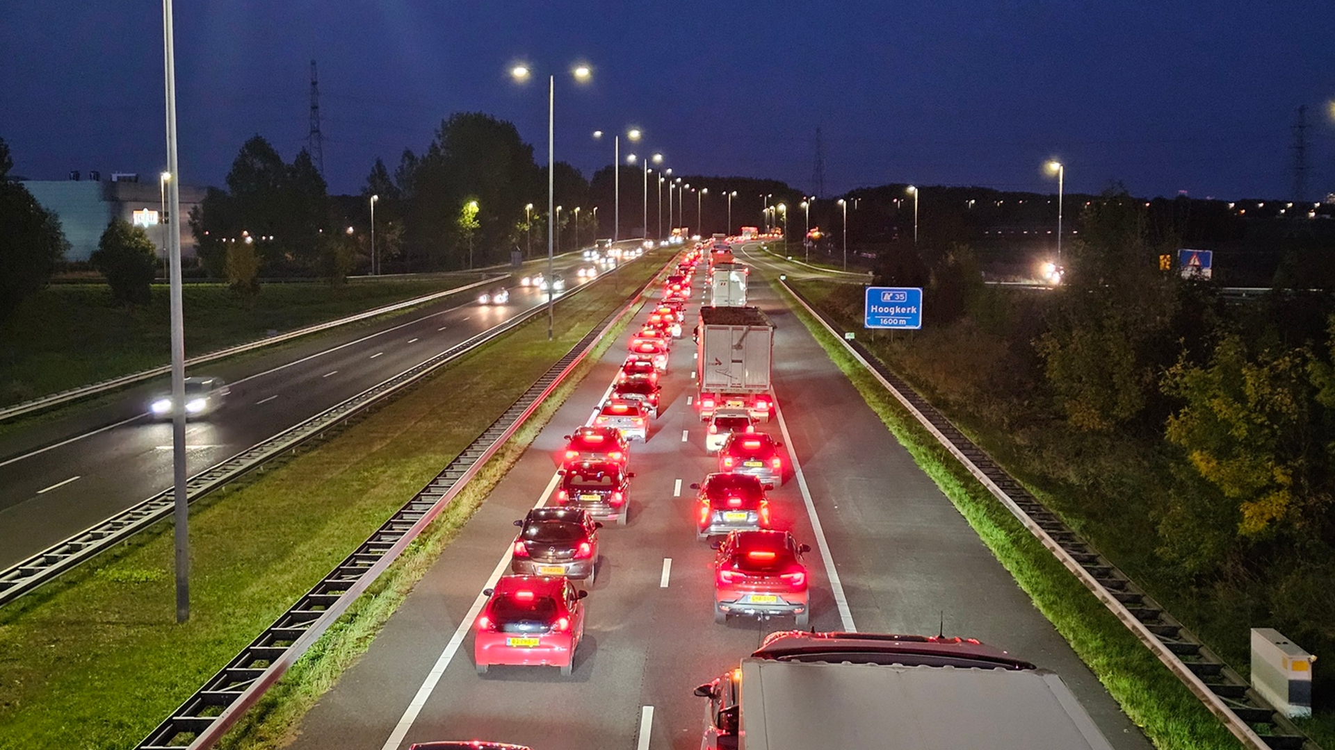 112-nieuws vrijdag 26 september: File door spoedreparatie op A7 bij Hoogkerk - weg afgesloten • Gewonde op kartbaan in Stad