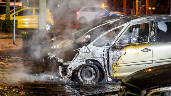 Auto volledig in vlammen op
