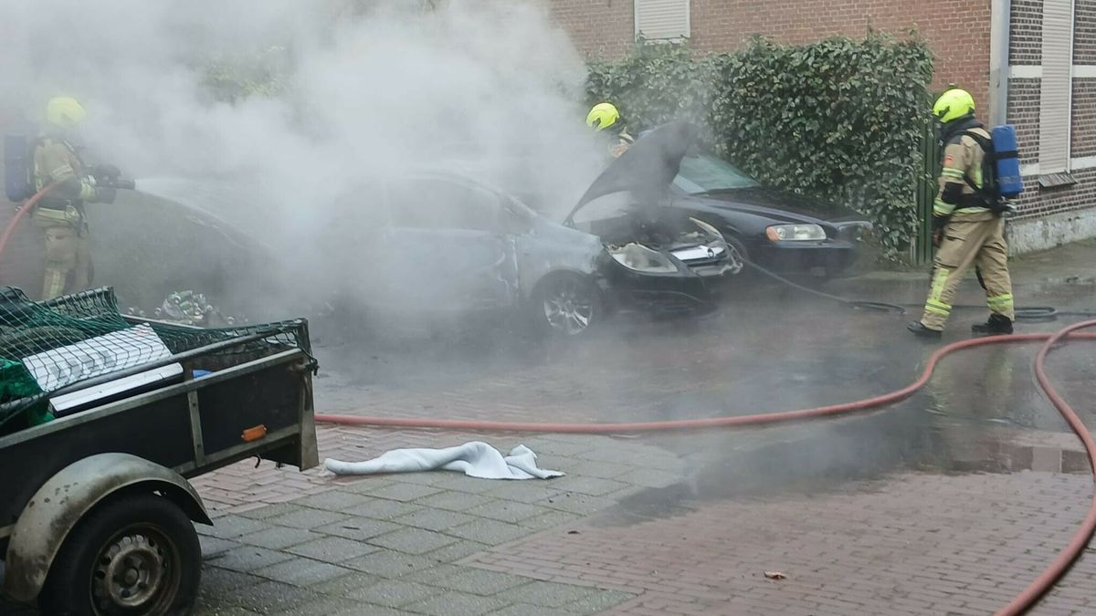 Auto vliegt in brand nadat eigenaar eraan klust