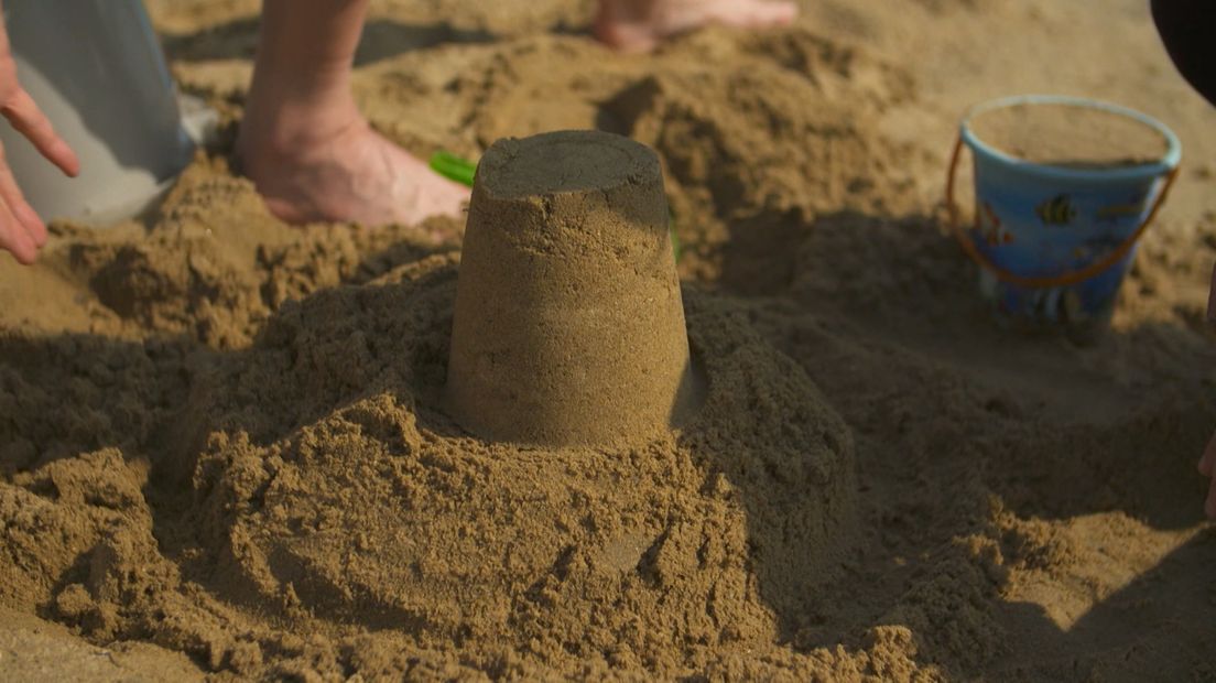 De Ridders van Gelre bouwen met zand de motte na.