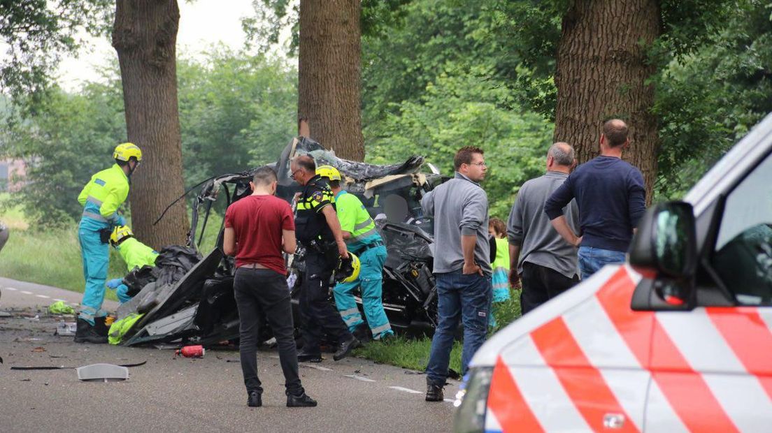 Op de Deventer Kunstweg bij Groenlo is maandagavond een busje tegen een boom gebotst. Zeven inzittenden raakten daarbij zwaargewond, meldt de politie Berkelland.