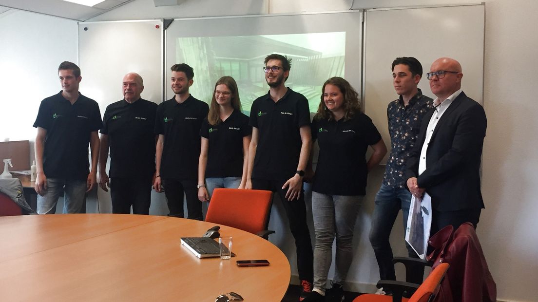 Studenten presenteren hun ontwerp aan wethouder Steketee