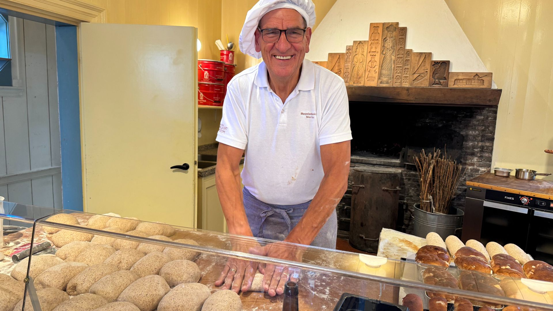 Bakker Martin Admiraal in de oudhollandse bakkerij van het Nederlands Openluchtmuseum.