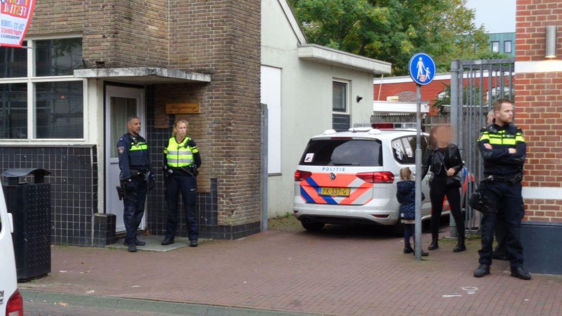 Politie valt woningen Rolderstraat binnen (Rechten: Van Oost Media)