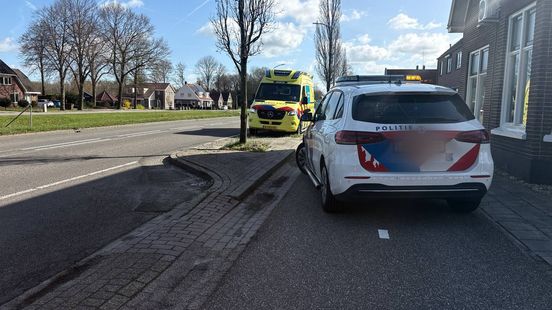 Wielrenster gewond na ongeluk met auto in De Krim. Wielrenster gewond na ongeluk met auto in De Krim.