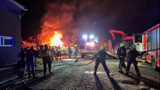 Grimmige sfeer bij brand: politie houdt groep op afstand