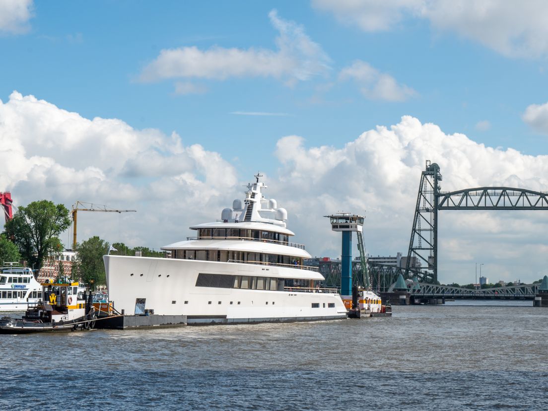 Passen en meten: dit superjacht mét zwembad past maar net - Rijnmond