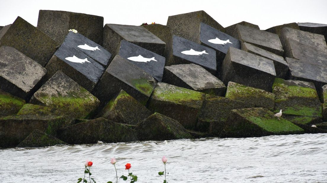 Bij het Noordelijk Havenhoofd zijn na het drama vissen geschilderd, het symbool van Scheveningen