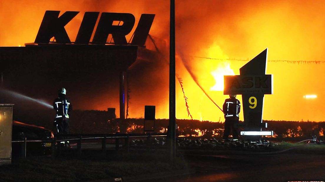 De grote vuurzee bij auto- en motorenbedrijf in Hoogeveen (Rechten: RTV Drenthe/Persbureau Meter)