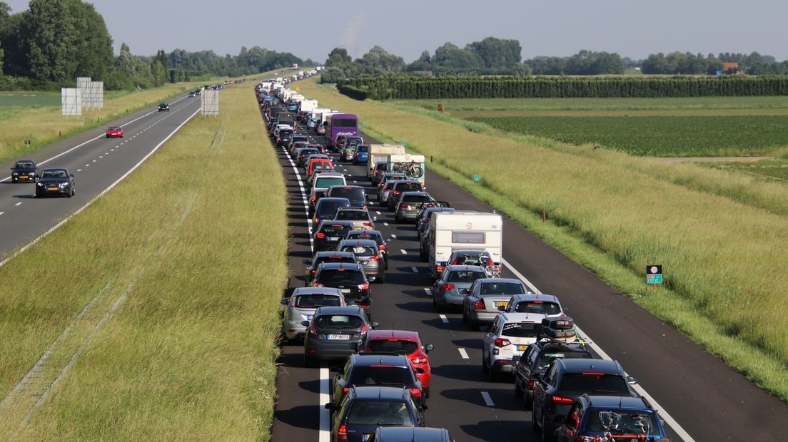 Lange file op de A58 richting Vlissingen voor de Vlaketunnel - archief