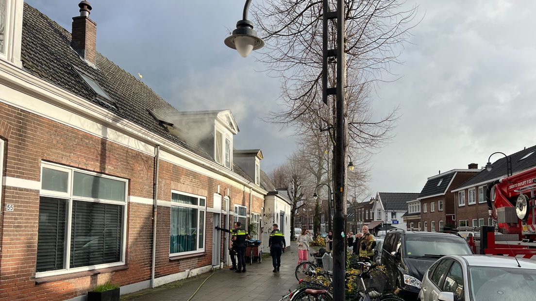 De brand is vermoedelijk ontstaan in een kleidingkast en veroorzaakte veel rook.