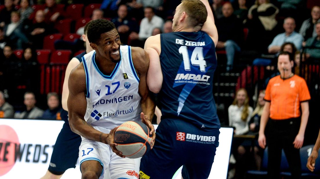 Debutant Peter Olisemeka op weg naar de basket