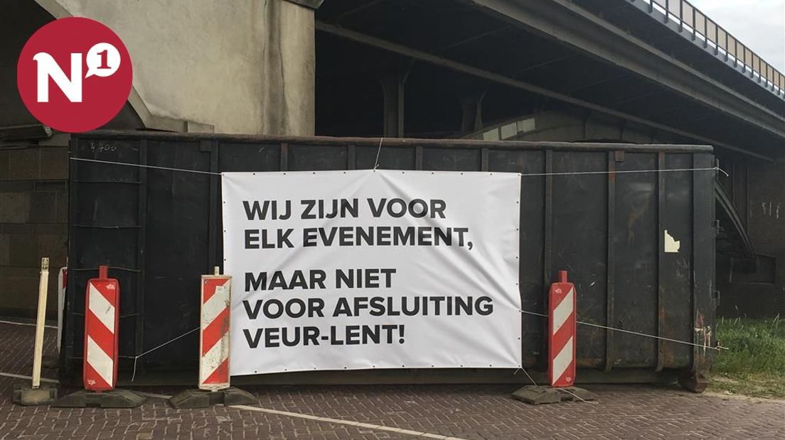 Het spandoek.