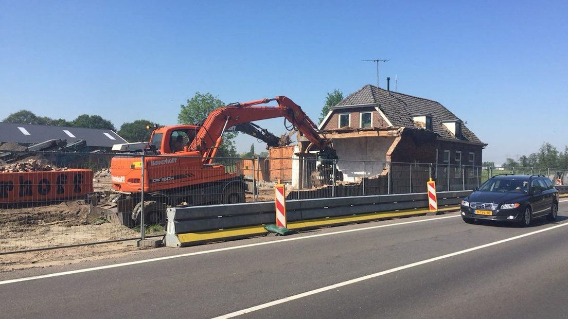 Sloop van 'vleermuizenboerderij' langs de N35 weer gestopt, door asbest