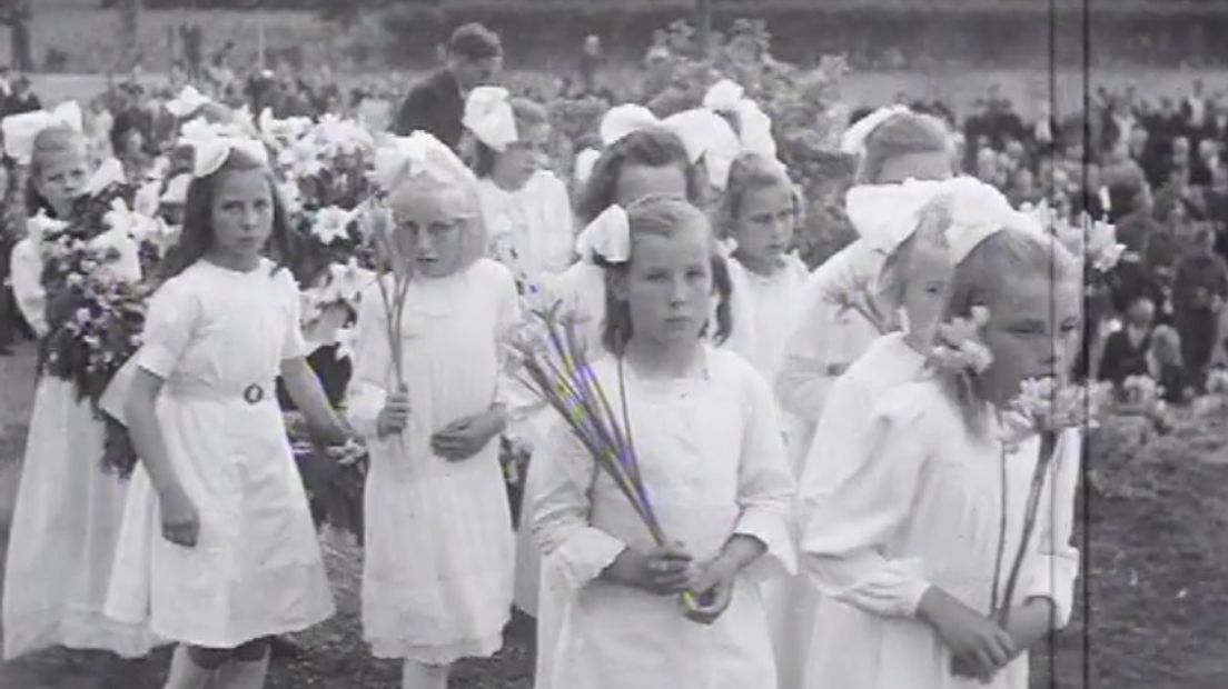 Bloemenmeisjes tijdens de opening - screenshot