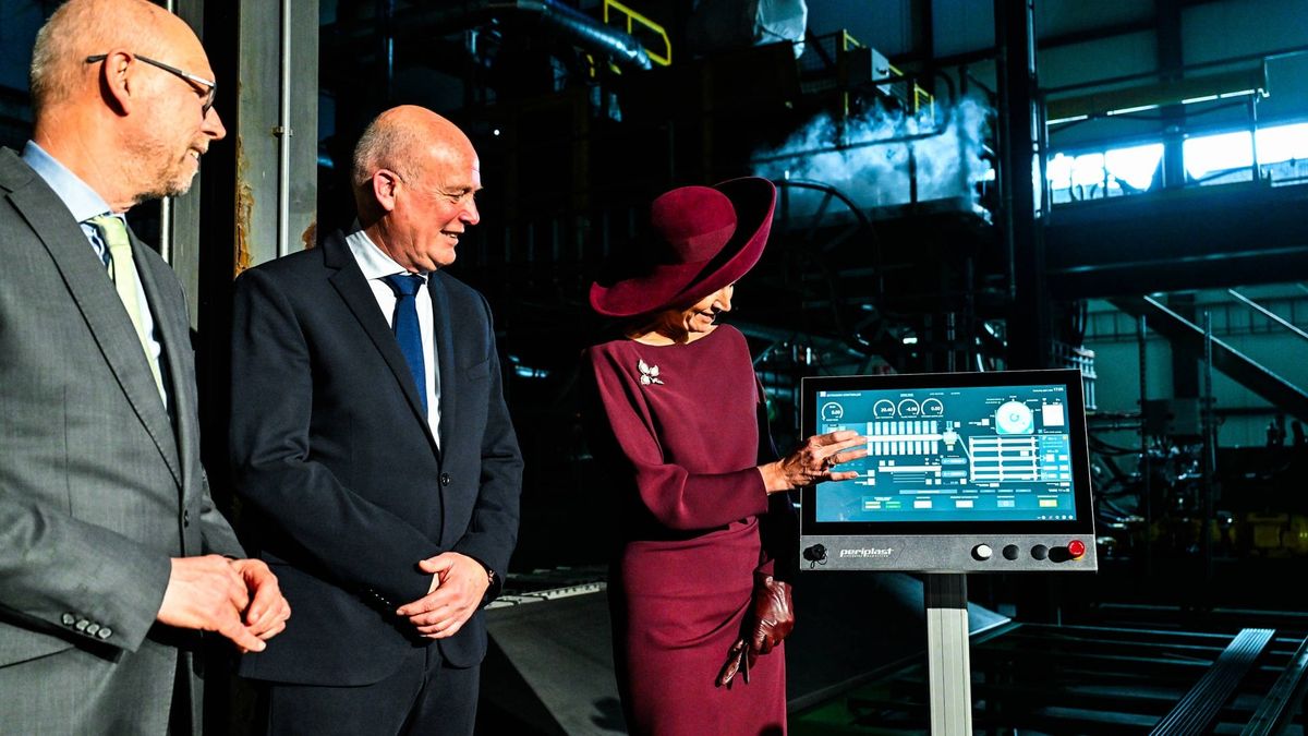 Koningin bezoekt bedrijf in Leek en opent recyclingfabriek in Farmsum