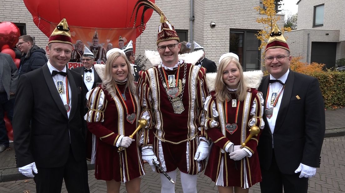 Op de elfde van de elfde is het carnavalsseizoen weer begonnen. In Nijmegen, dat tijdens de carnaval Knotsenburg heet, is Lars Hut tot Prins Carnaval uitgeroepen. Zondagochtend werd hij opgehaald voor de officiële openingshandeling.