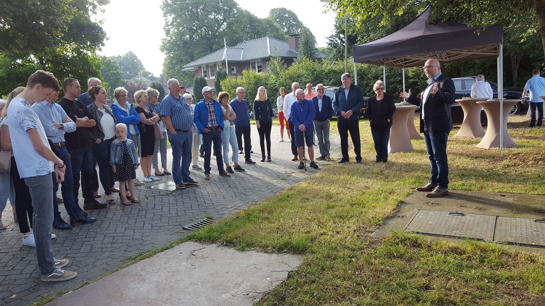 Wethouder Huizing geeft het startschot van Molenakkers II (Rechten: RTV Drenthe/Stegen Stegen)