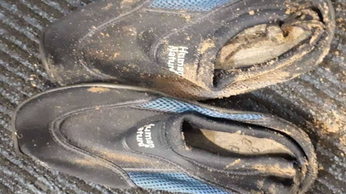 De vrouw liet haar waterschoenen achter (Rechten: Politie Midden-Drenthe/Facebook)