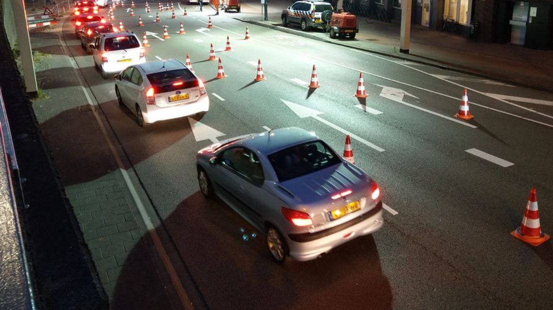 De politie heeft zaterdagavond een grote verkeerscontrole gehouden in de binnenstad van Arnhem. Verkeersdeelnemers werden op het Roermondsplein aan de kant gezet en moesten meewerken aan een alcoholtest.