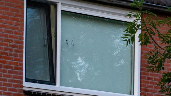 Woning beschoten, politie zet straat af
