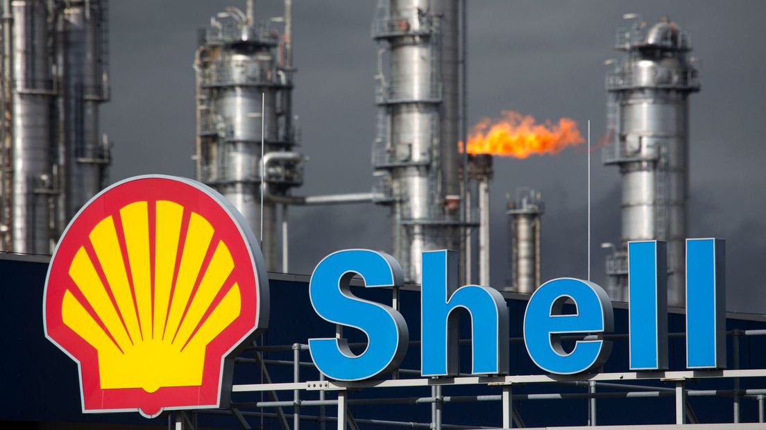 De journalisten onderzoeken de invloed van Shell op het Nederlandse beleid (Rechten: ANP/Arie Kievit)