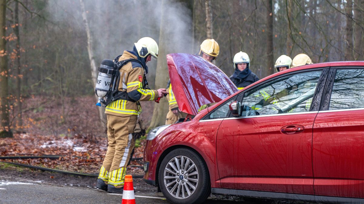 Rook onder de motorkap vandaan bij Oudemirdum