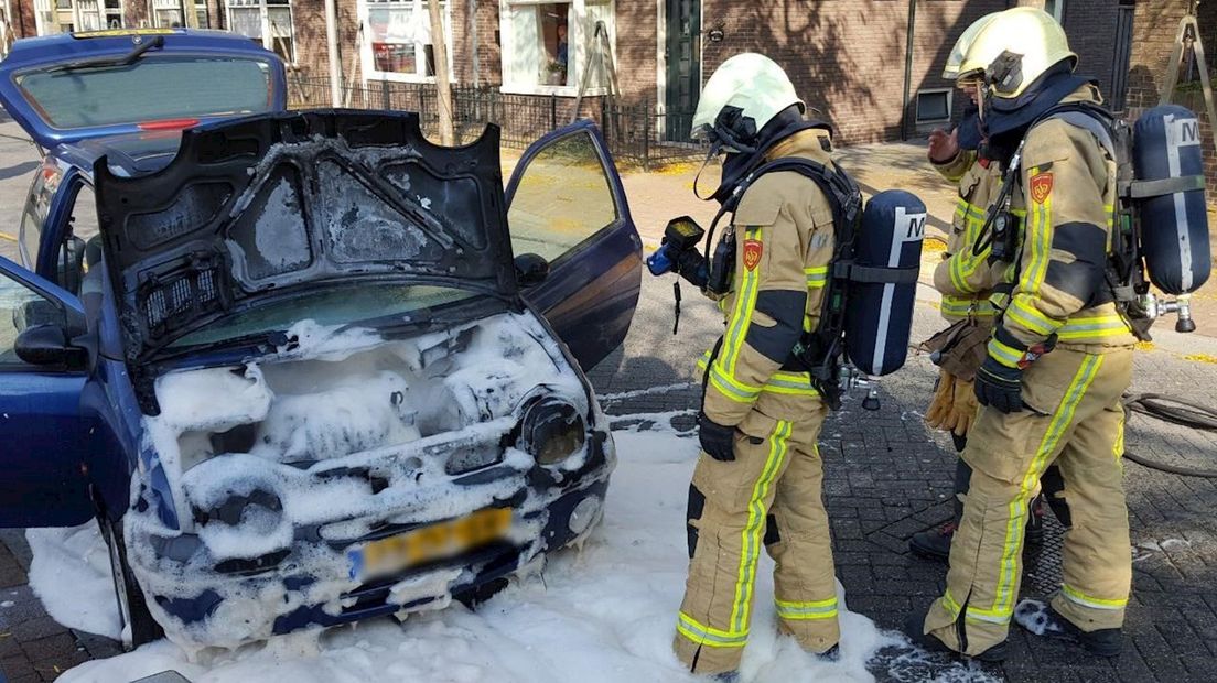 De auto vatte vlam aan de Herman Heijmansstraat in Goor