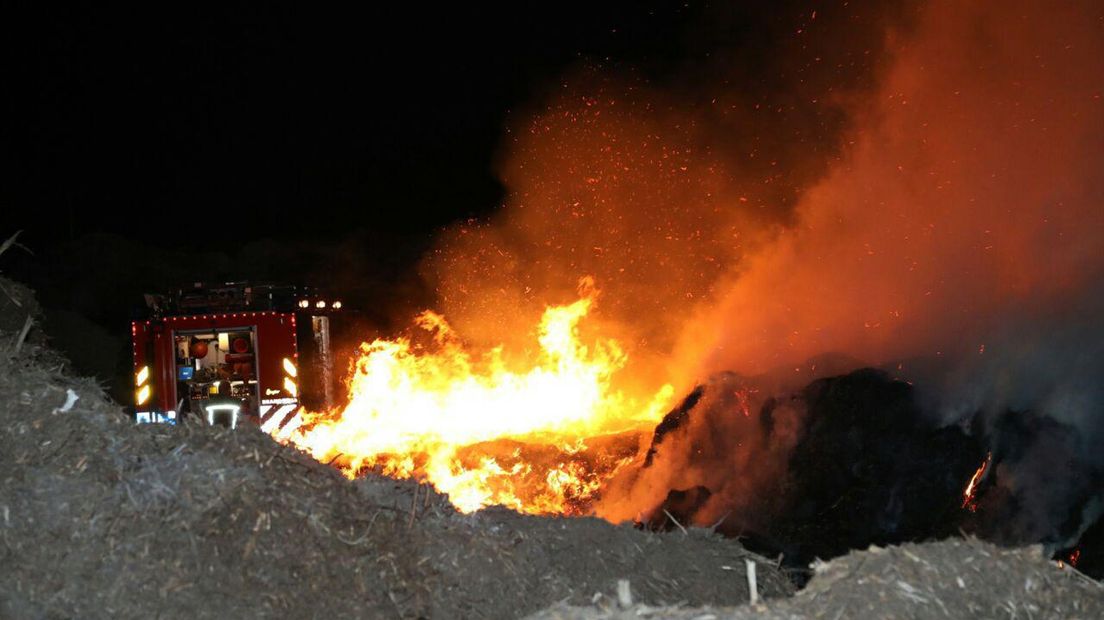 Op het terrein van een groenrecyclingbedrijf in Blijham brak vrijdagnacht brand uit.