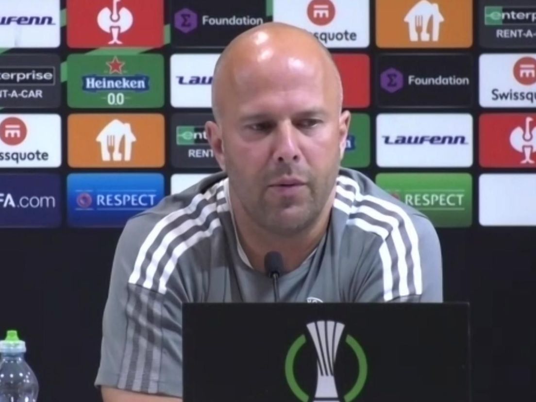 Arne Slot bij de persconferentie in Haifa