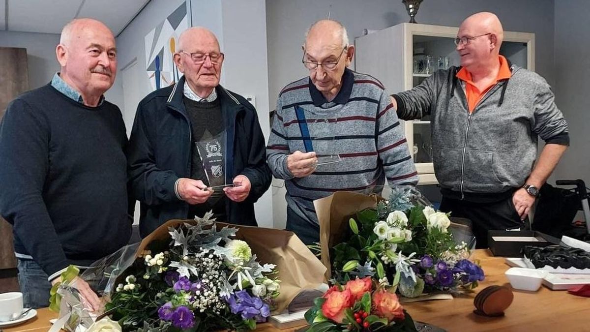 Oud-teamgenoten Paul en Jelke samen 151 jaar lid van VV Valthermond