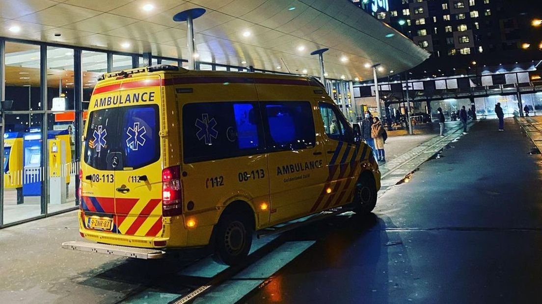 De ambulance op het Stationsplein in Nijmegen.