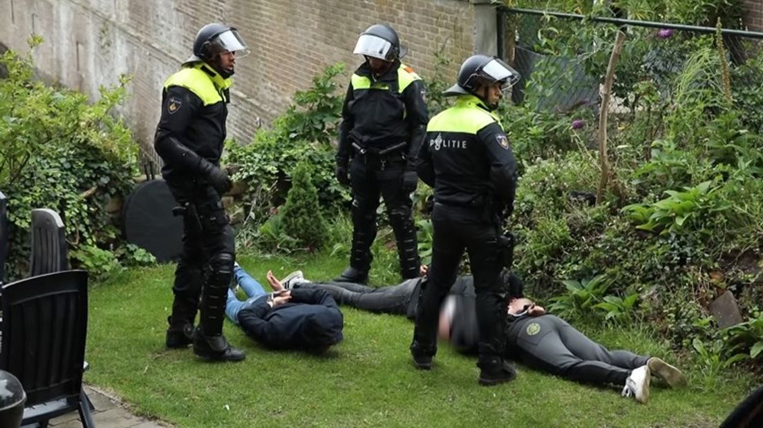 Opgepakte relschoppers in een achtertuin.